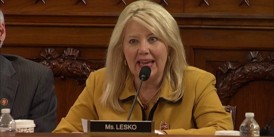 Arizona: la representante Debbie Lesko dice que le dispararía a sus cinco nietos para proteger los derechos de armas
