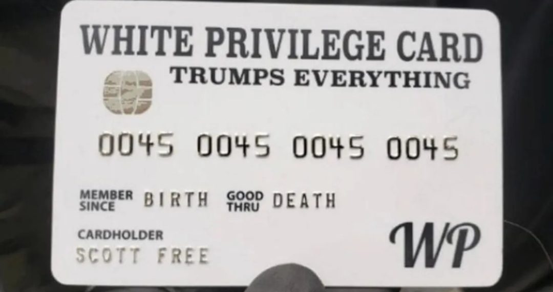 La 'tarjeta de privilegio blanco' de un partidario de Trump pone a la policía de Anchorage en problemas