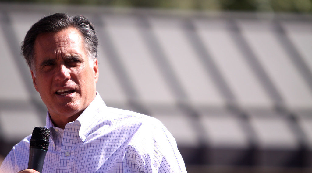 Mitt Romney culpa a los pies de Trump por el clima político 'vil, vituperio y lleno de odio'