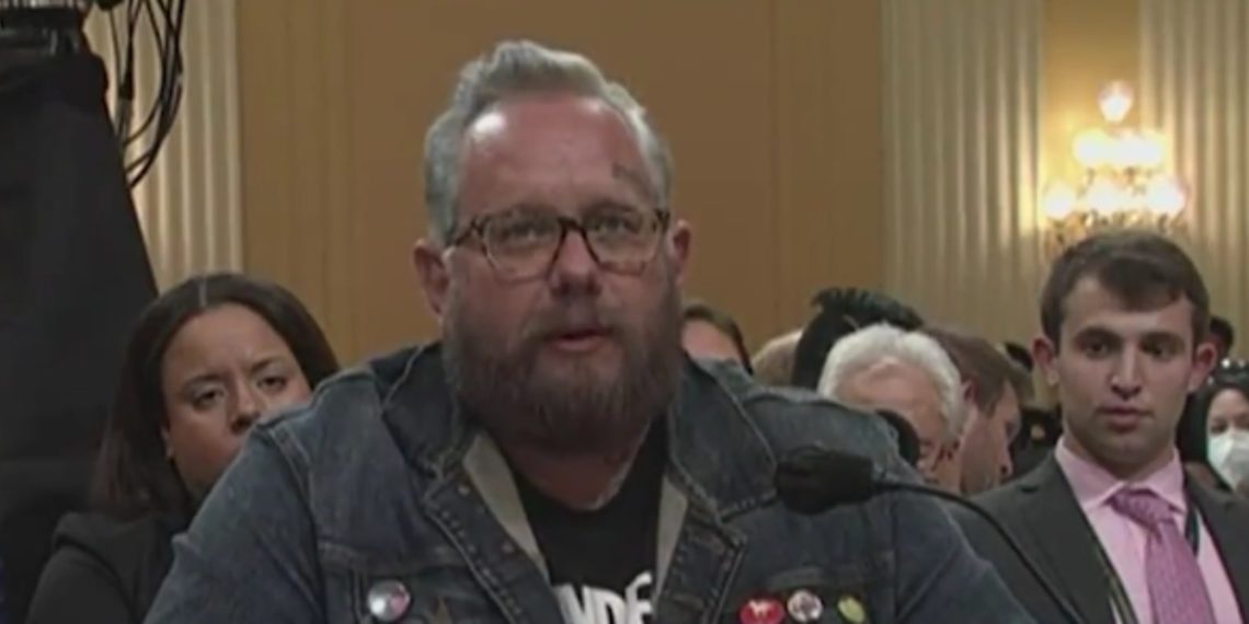 Punk Band tiene algo que decir sobre el ex Oath Keeper usando su camiseta durante la audiencia del 6 de enero