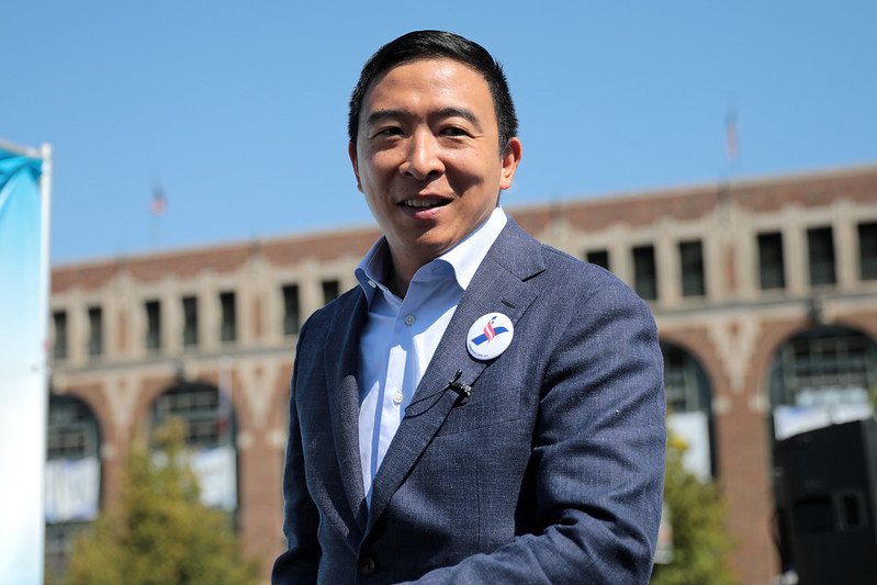 El excandidato presidencial y a alcalde de la ciudad de Nueva York, Andrew Yang, anuncia que lanzará un tercer partido