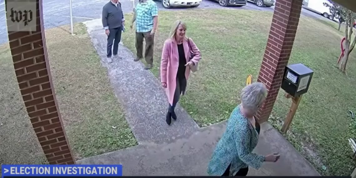 Un video de vigilancia publicado recientemente revela a un elector falso de Trump escoltando a los agentes a la oficina electoral en un condado de Georgia antes de un compromiso de la máquina de votación.