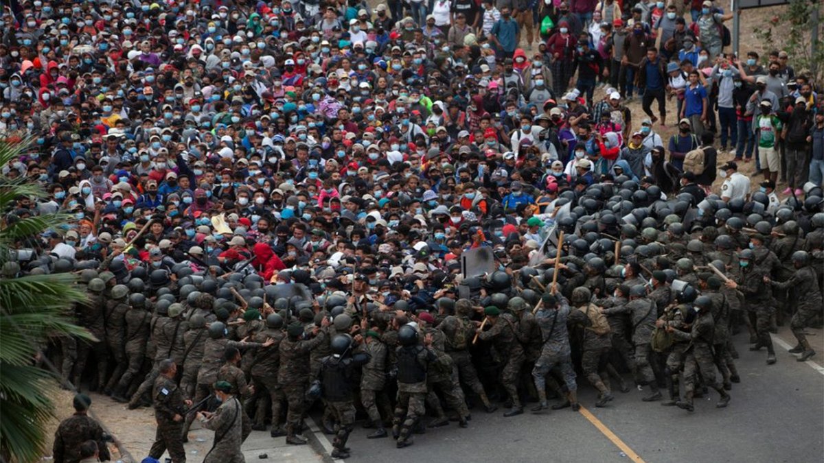 En caravana de migrantes Hondureños, resultan más de 16 heridos en disturbios y 21 contagiados de Coronavirus Covid-19.