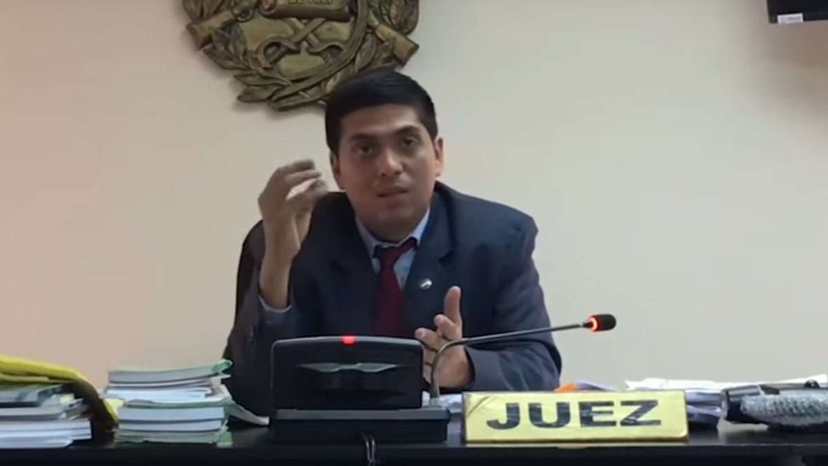 Después de la juramentación del Juez Moto varias personas se presentaron afueras del Congreso de la República manifestando su inconformidad