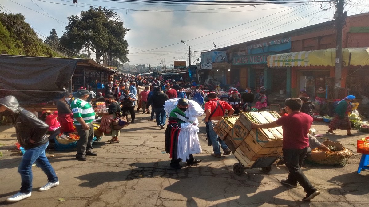 Debido al desacuerdo y las manifestaciones de inquilinos se amplía el horario de cierre.