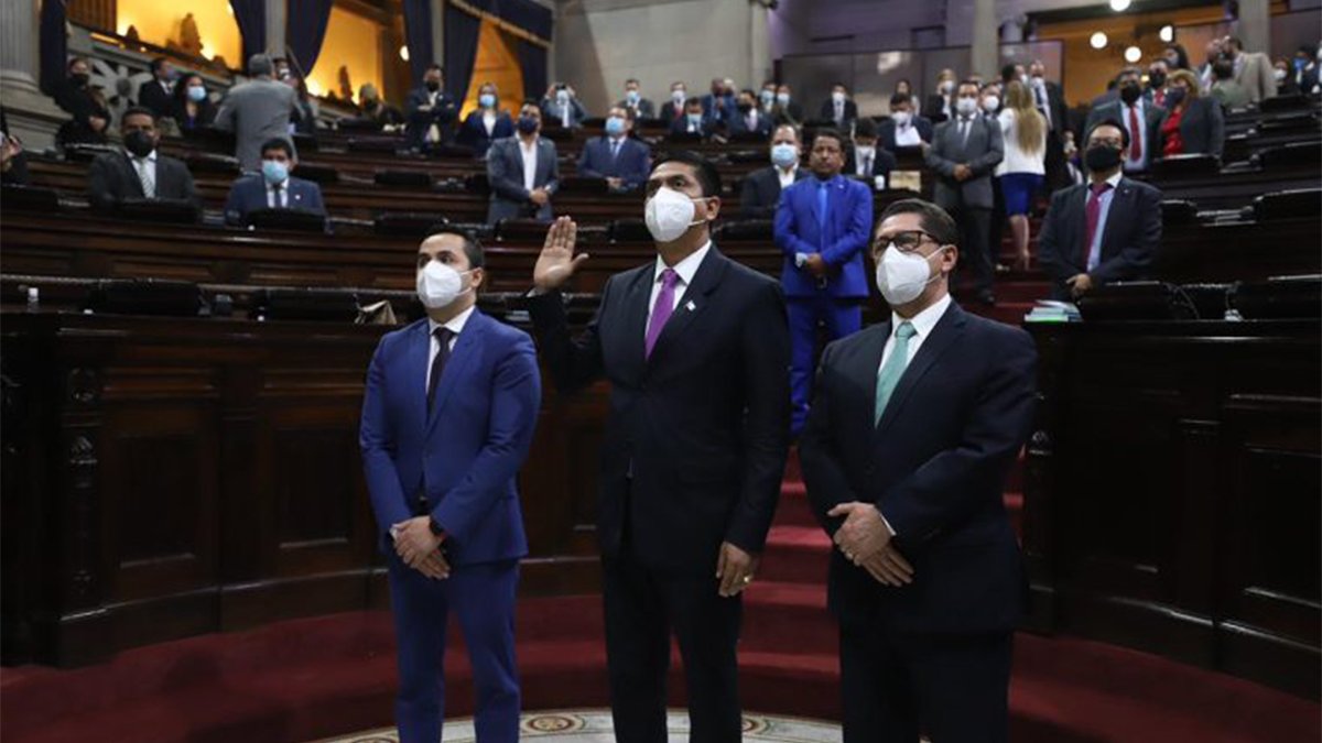 Realizan juramentación a Mynor Moto en el congreso de la república a pesar de los recursos legales.