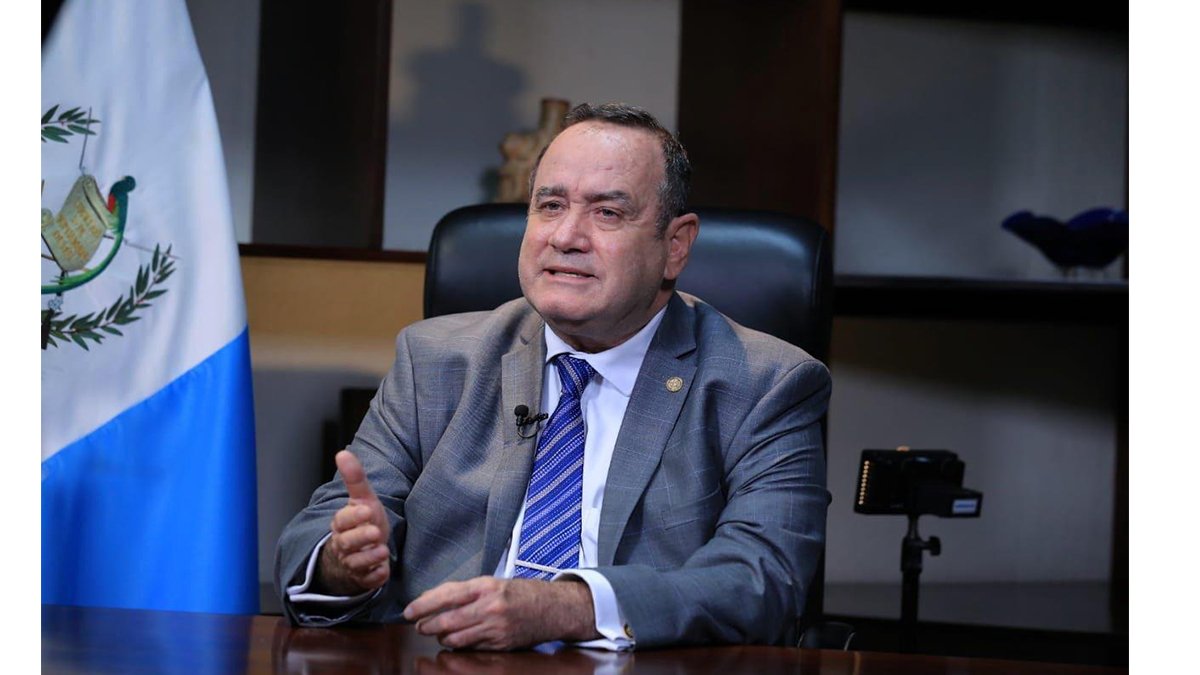 El presidente Giammattei Sanciona Ley para la compra de Vacunas.