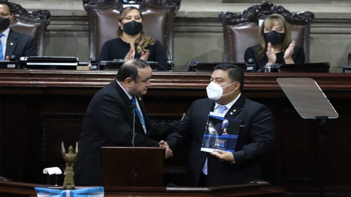 PRESIDENTE ALEJANDRO GIAMMATTEI ENTREGA PRIMER INFORME DE GOBIERNO DEL AÑO 2020