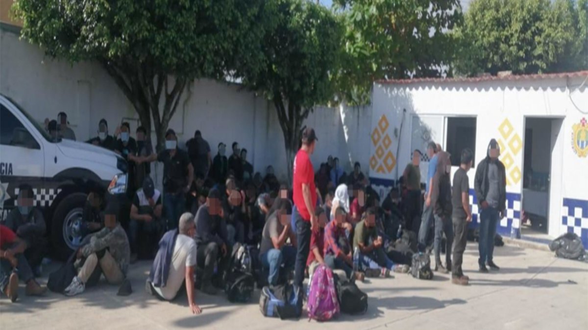 Rescatan a 191 migrantes Guatemala que fueron abandonados en un tráiler