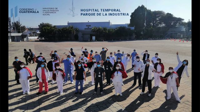 Personal y pacientes del hospital del parque de la industria celebran el mes del Amor y la Amistad.