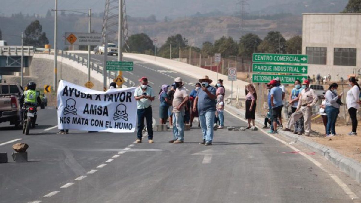 Ruta al Pacifico vecinos bloquean Km22.5 exigiendo cierre del vertedero de Amsa