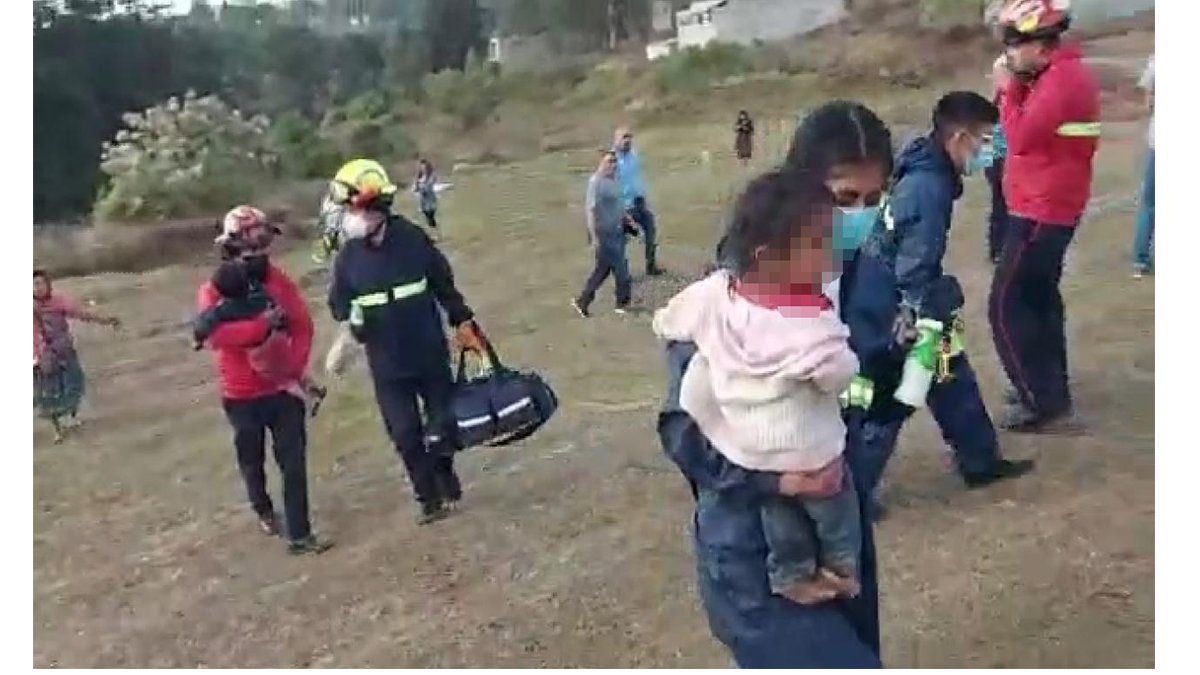 Rescatan a 3 niños que se aparenta que la madre los lanzo a una zanja