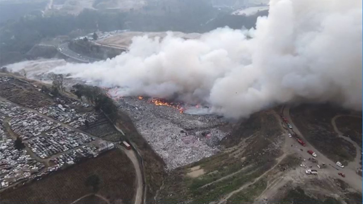 Viento Complica control de incendio en Vertedero en Amsa