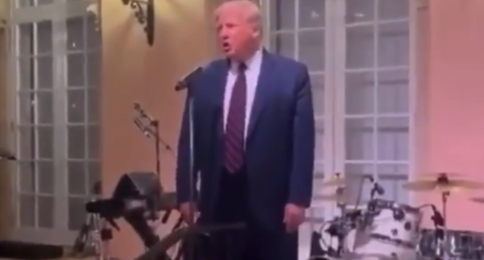 El video de Trump vuelve a mostrarlo haciendo una rabieta a una pequeña multitud de extraños en Mar-A-Lago.  Confirma que es el mayor perdedor presidencial.