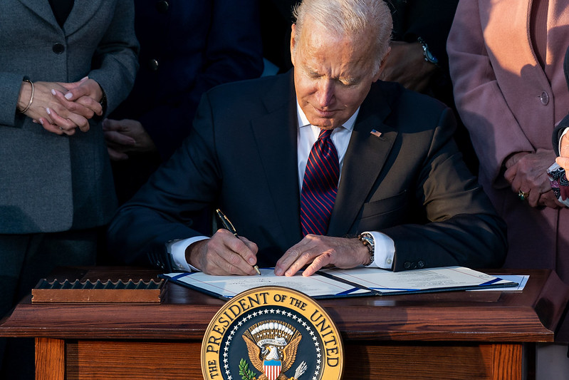 Biden firma una orden ejecutiva y toma una postura sobre las criptomonedas que muchos no vieron venir