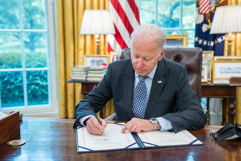 Biden le dice al SCOTUS que lo rellene.  Insta a los estadounidenses a votar tras firmar una orden ejecutiva sobre el acceso al aborto.