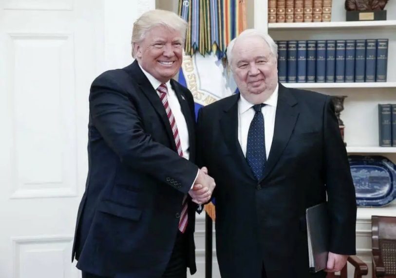 Tres hombres directamente vinculados a espías rusos participaron en una reunión 'desquiciada' en la Oficina Oval con Trump el 18 de diciembre