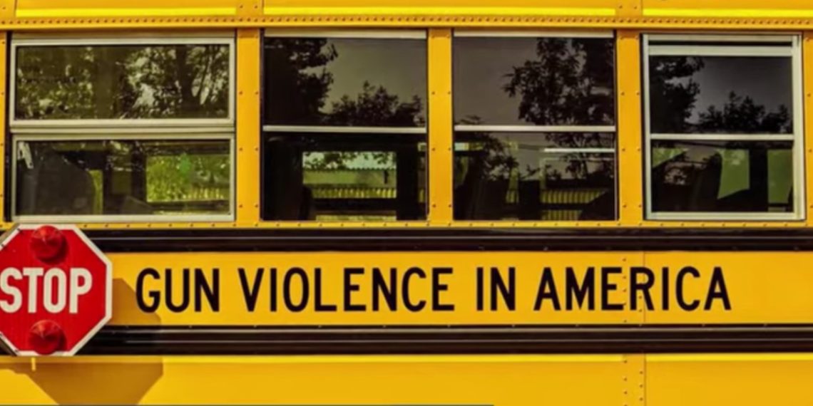 Un convoy de autobuses escolares de una milla de largo visitó la casa de Ted Cruz para protestar contra la violencia armada