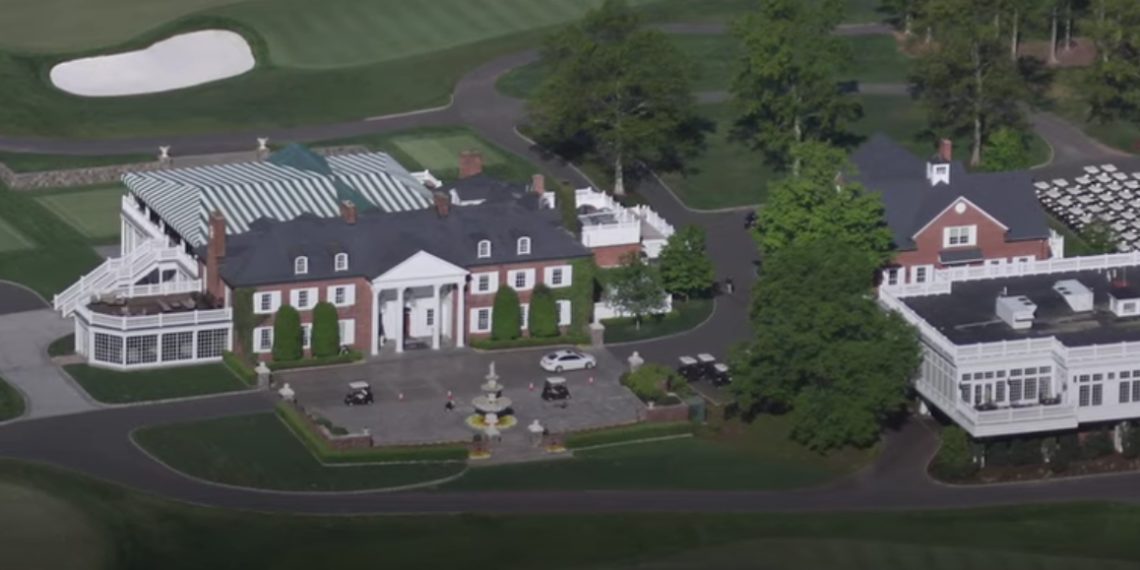 El entierro de Ivana Trump en el campo de golf Bedminister de Trump le otorga un montón de exenciones de impuestos.  Pero la verdadera razón por la que Trump hizo esto es mucho más siniestra.