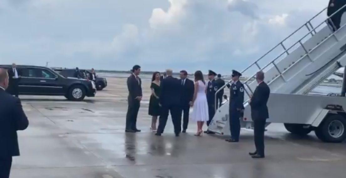 Vuelve a aparecer el video de Donald y Melania Trump teniendo una reunión en el aeropuerto con el hombre acusado en el escándalo de Matt Gaetz