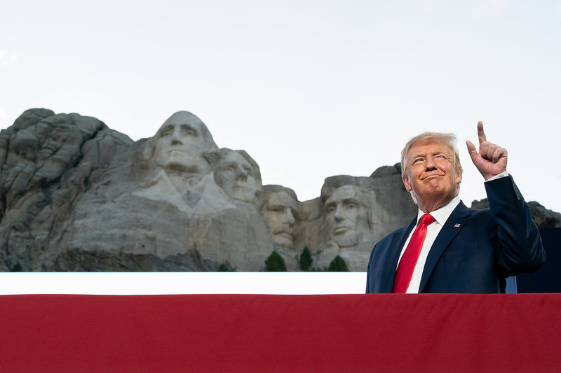 El delirio de Donald Trump continúa.  Ahora cree que si hubiera sido demócrata, lo habrían agregado al Monte Rushmore.